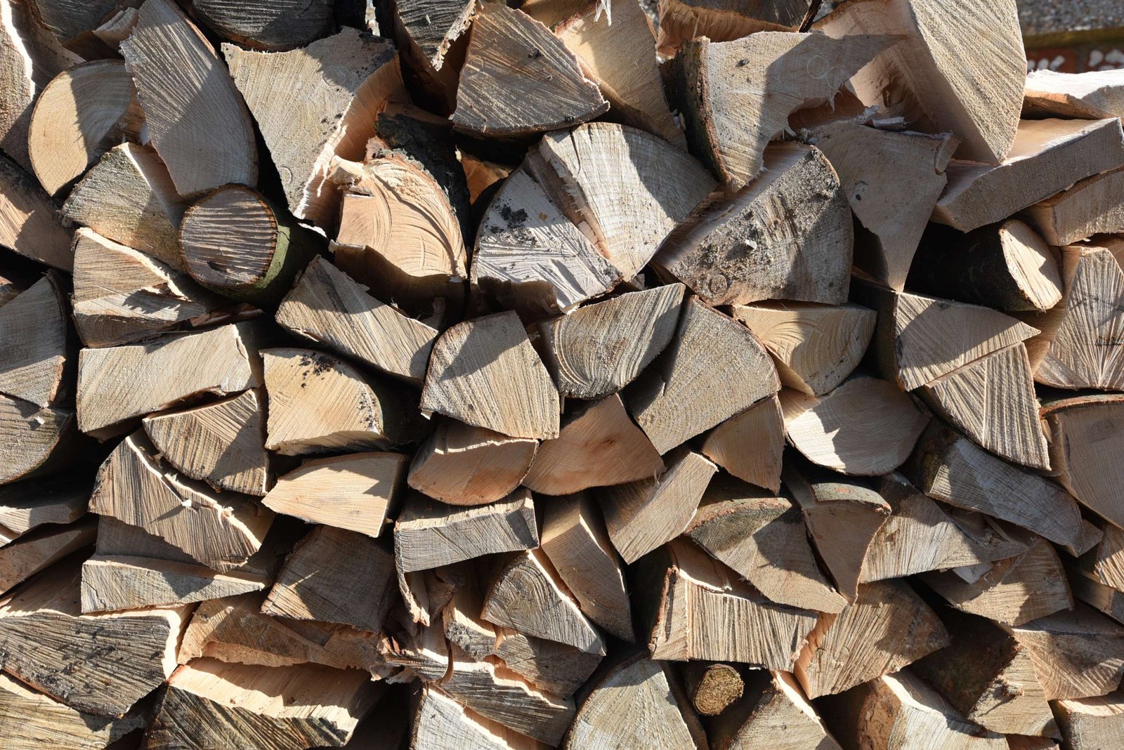 Freshly-stacked firewood seasoned logs, logs, firewood, firewood logs, seasoned firewood logs, seasoned firewood, seasoned hardwood, seasoned mixed logs, seasoned softwood logs, log yard, log pile, log store, loading firewood, loading logs